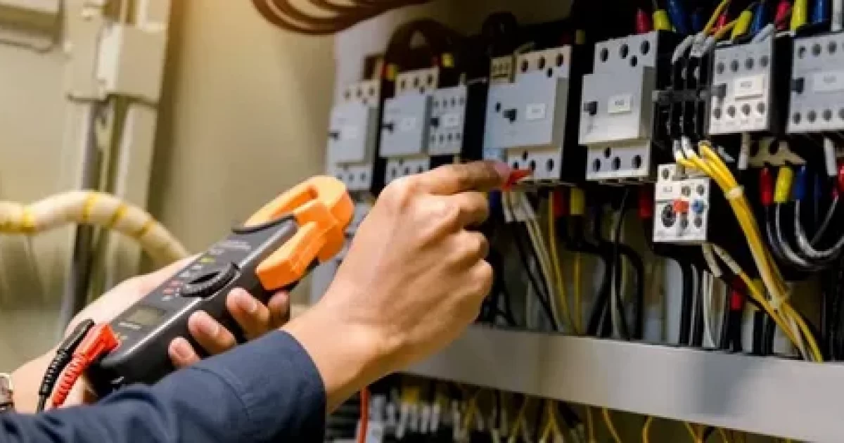 Emergency electricians Hawkes Bay fixing power issue in home